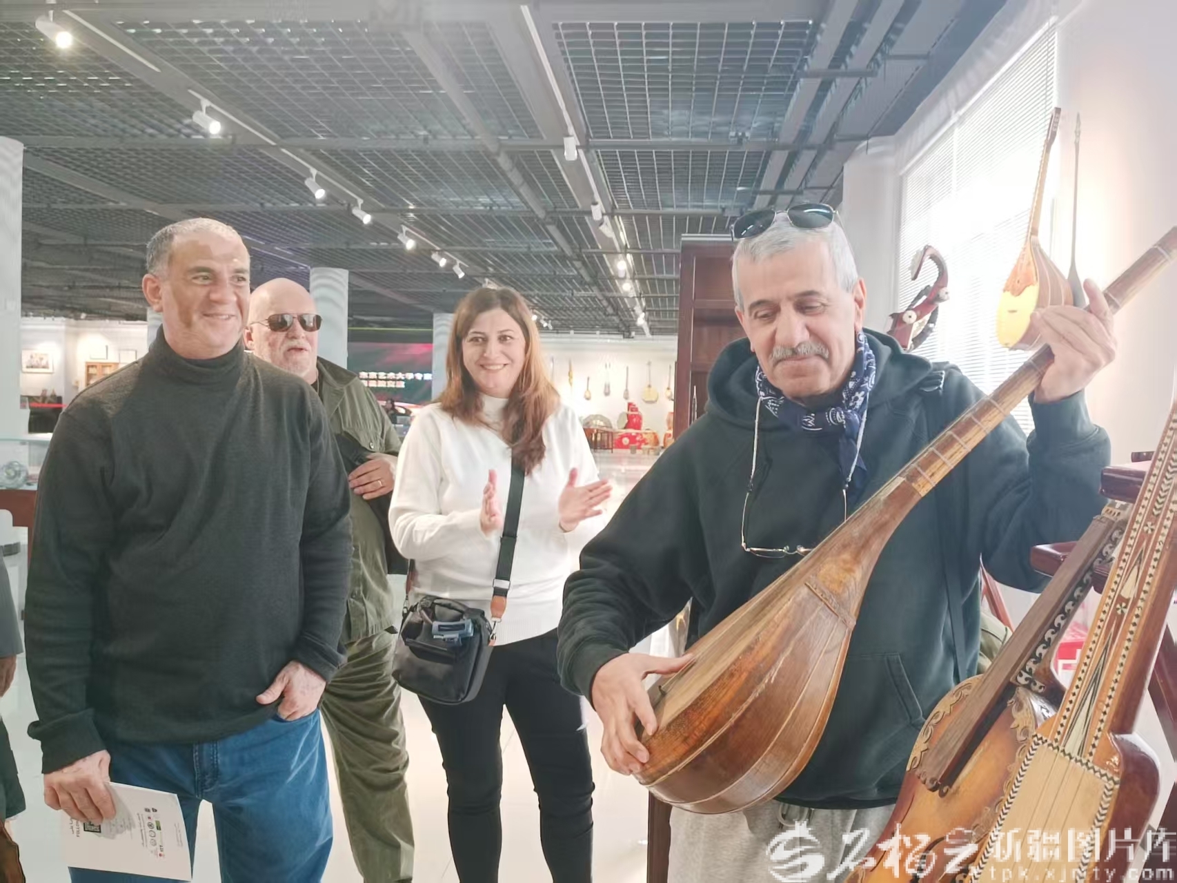 11月4日,“海外高校教师看新疆”活动参访团探访了新疆艺术学院万桐书木卡姆文献馆。天山网-新疆日报记者 张冬梅摄