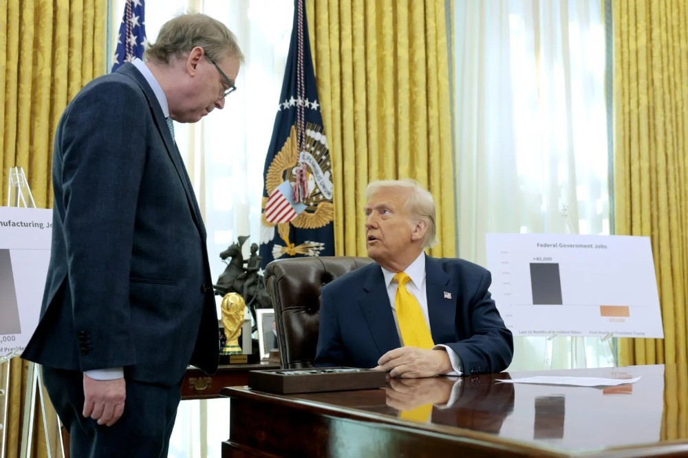 当地时日,特朗普在白宫椭圆形办公室与哈塞特交谈 美国《新闻周刊》