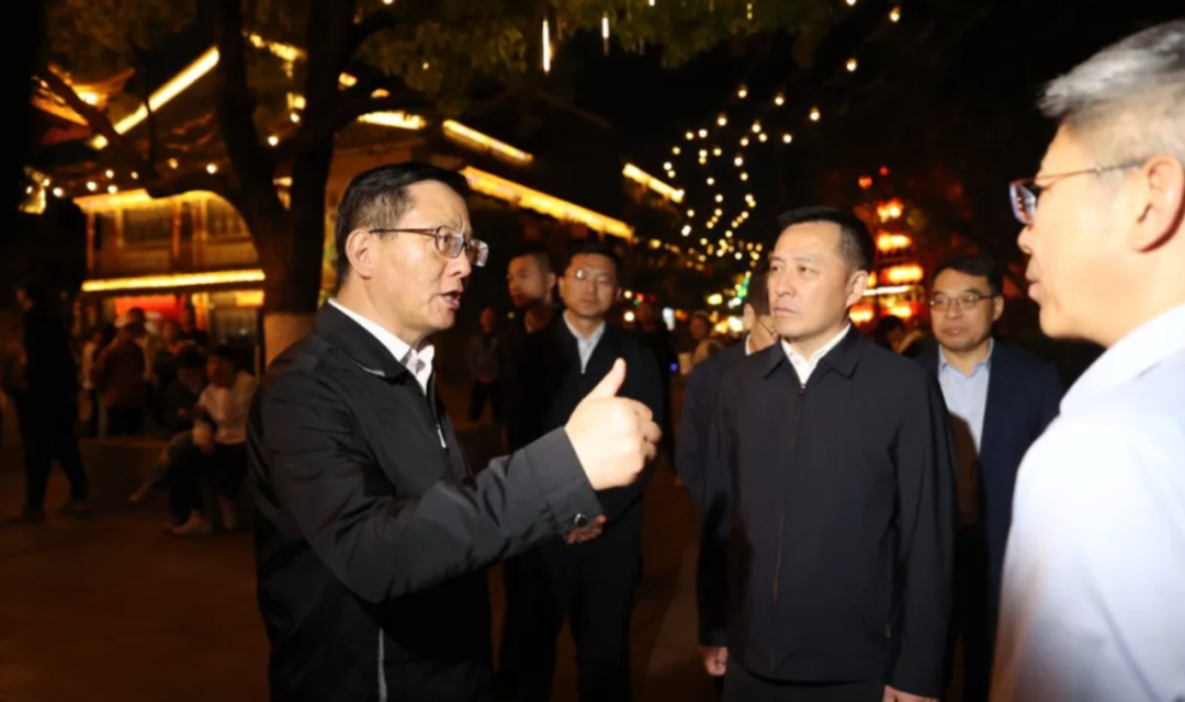 王予波在官渡古镇调研