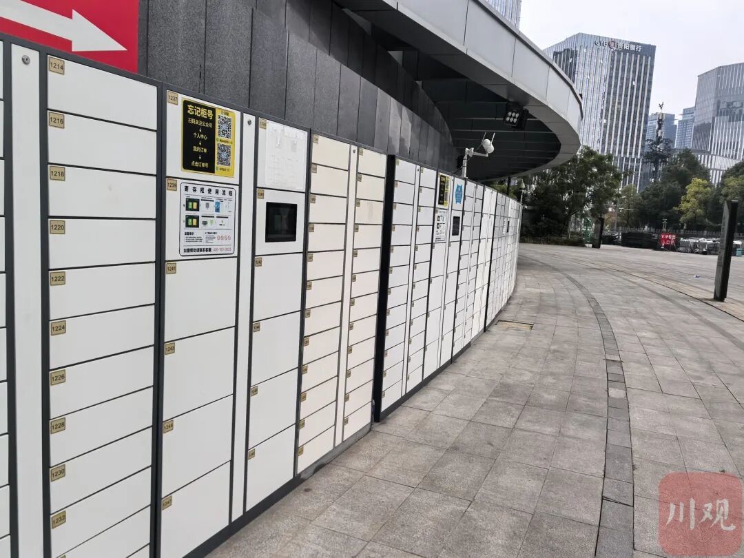 位于成都招商大魔方附近的哎欧梯自助寄存柜。