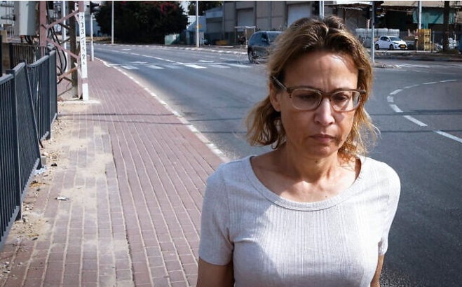 当地时间11月7日,以色列拉姆勒一处女子监狱外,以军前首席法务官伊法特·托梅尔-耶鲁沙尔米获释,随后开始接受居家监视。图源:《以色列时报》