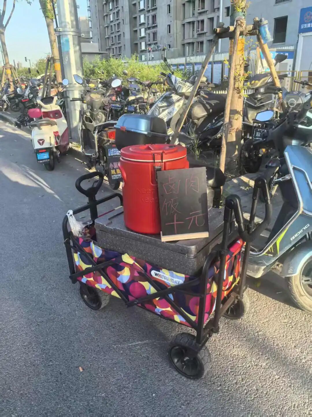 小兵摆摊的全部家当。(图/小兵)