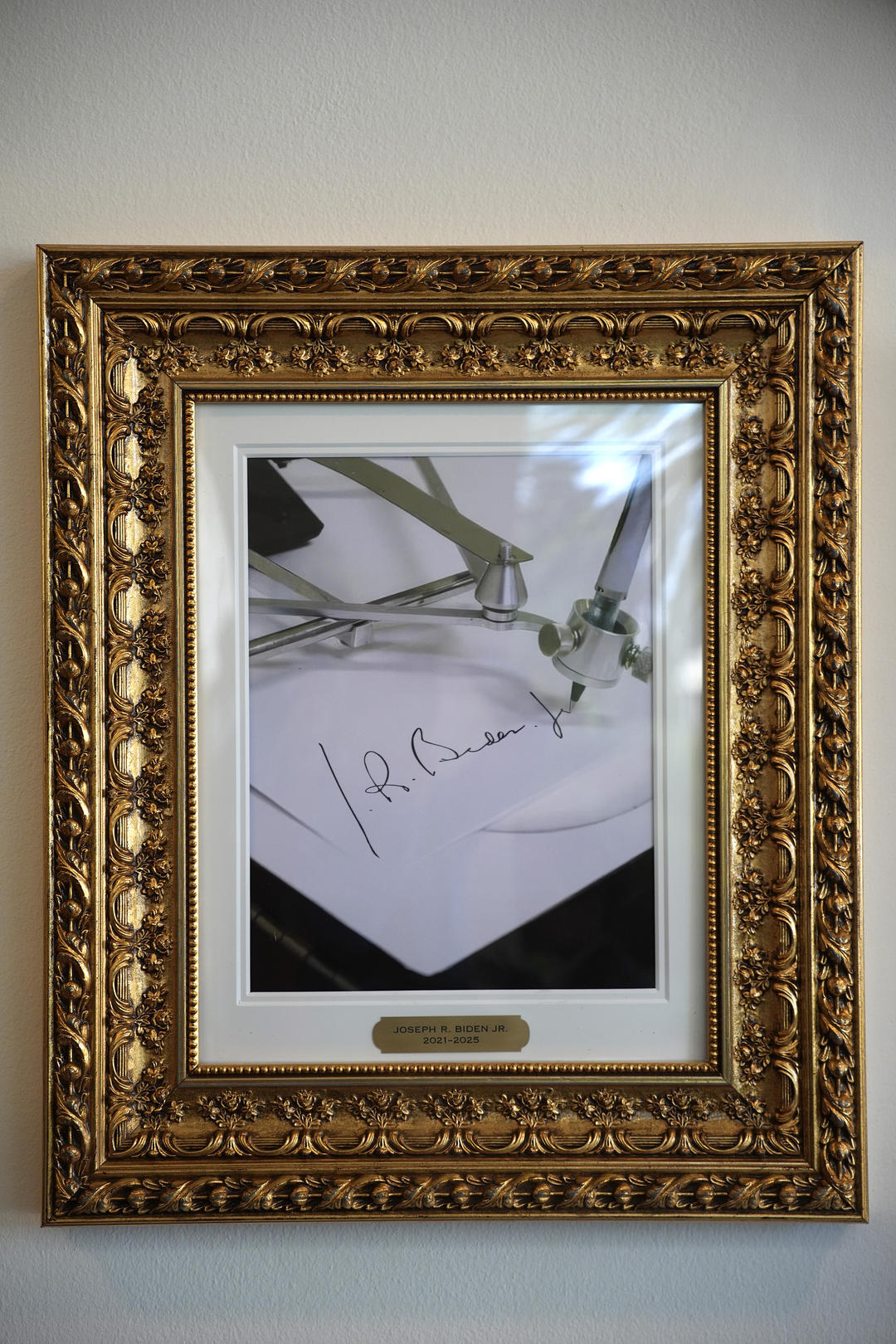 ▲美国前总统拜登使用的“自动签名笔”照片被悬挂在特朗普修建的白宫“总统星光大道”墙上 图据视觉中国