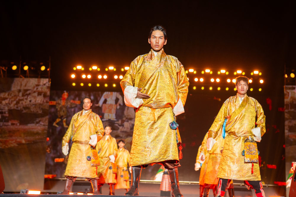 9月28日，首届“天上阿里・裳映古韵”民族服饰秀活动现场。（旦增努布 摄）