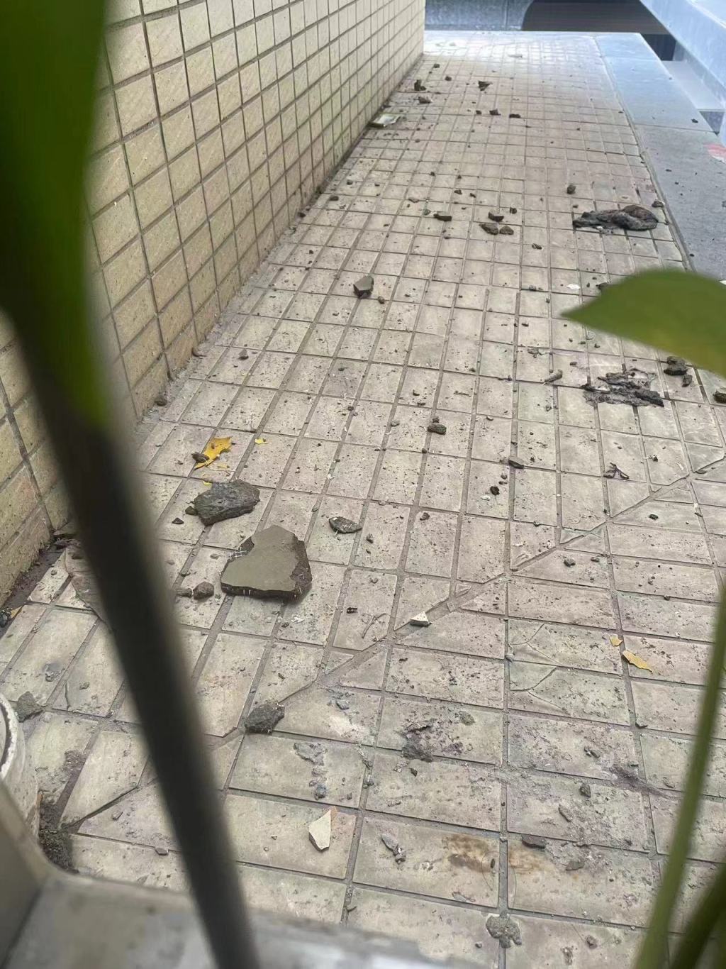 掉落在地上的装饰板碎块