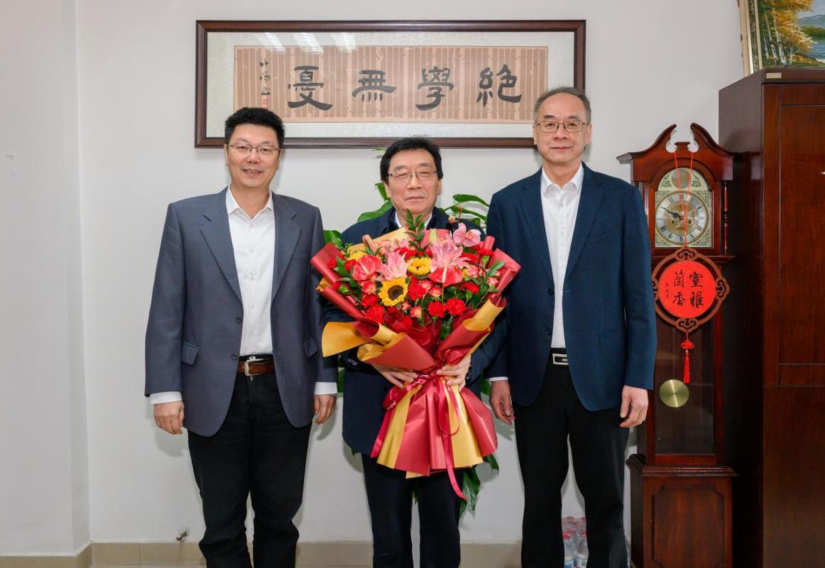 11月21日,西南交通大学党委书记余敏明,校长闫学东一行看望慰问新当选中国工程院院士高仕斌教授。西南交通大学官网 图