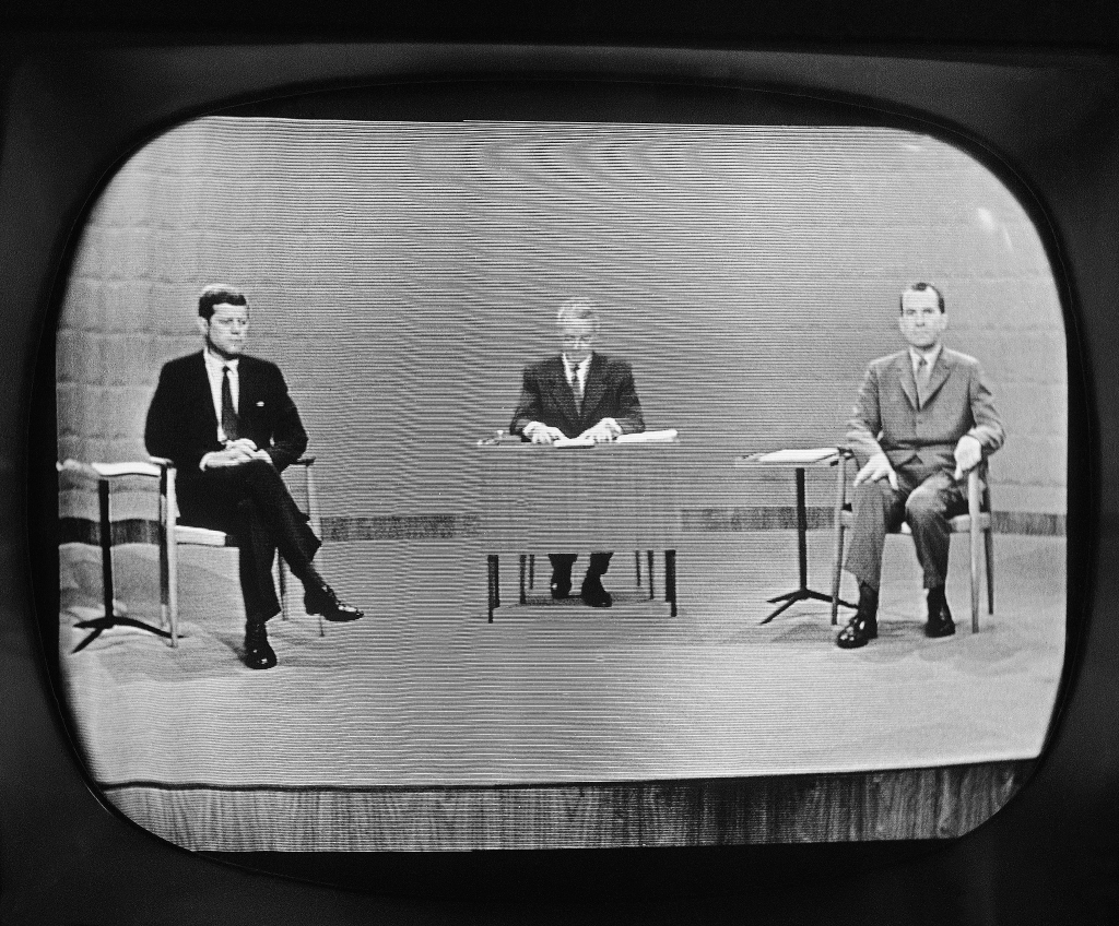 1960年9月26日,美国芝加哥,副总统理查德·尼克松和参议员约翰·肯尼迪在总统候选人全国电视辩论中交锋。视觉中国 图