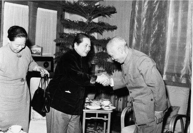 宋庆龄干与建国大典提三条目，第三点毛主席为难，周恩来艰深化解