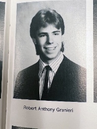格拉涅里1990年高中年鉴里的照片