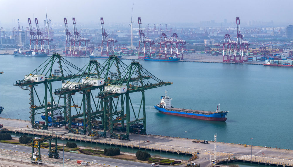 4月8日，一艘货轮准备靠泊在天津港太平洋国际集装箱码头（无人机照片）。新华社记者 赵子硕 摄