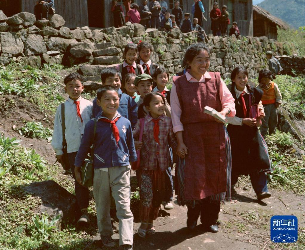 墨脱县一所小学的孩子们和他们的老师。(1983年11月22日发)