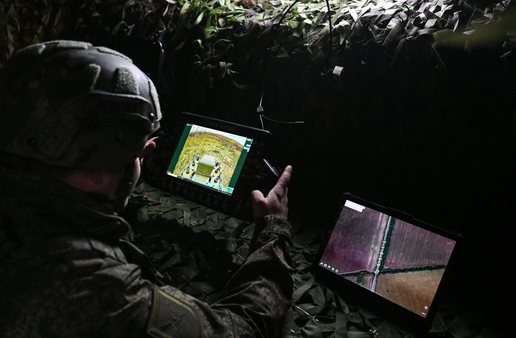 当地时间2025年11月10日,俄罗斯顿涅茨克地区,一名中央集团军放射、化学和生物防御部队的士兵在参加“信使”地面机器人系统的操作演习。视觉中国 图