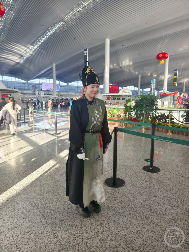 白云机场身穿汉服的女工作人员。网络图