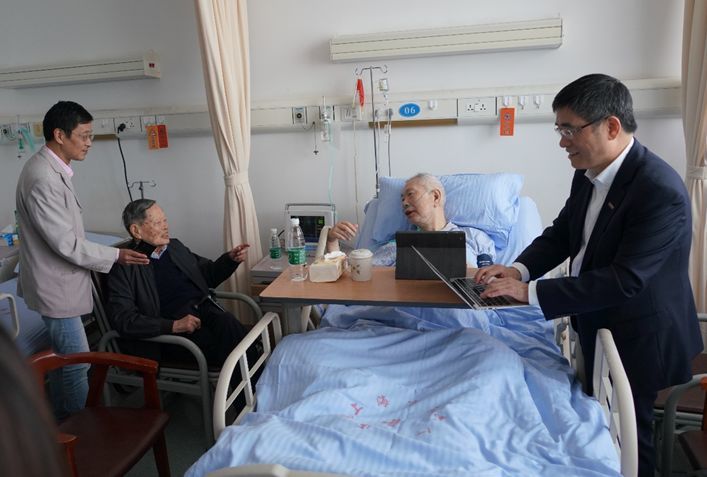 2018年10月17日,杨振宁看望正在住院的张奠宙。华东师范大学 图