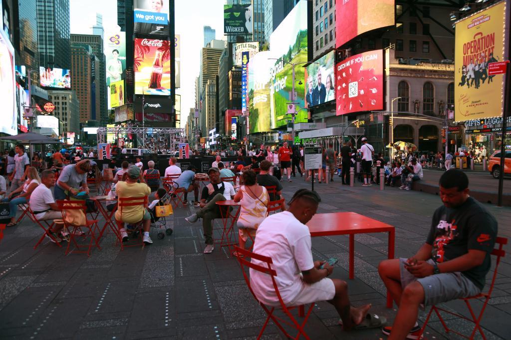 6月24日,人们在美国纽约时报广场休闲。新华社记者刘亚南摄