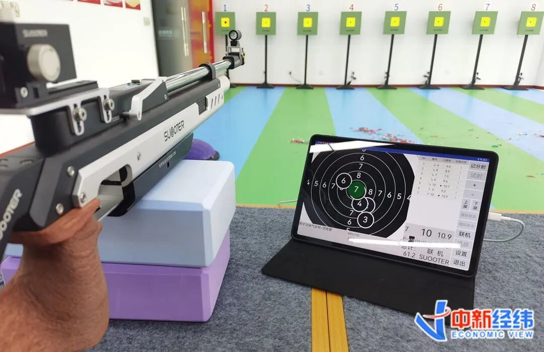 速得尔激光步枪设备 中新经纬 周奕航摄