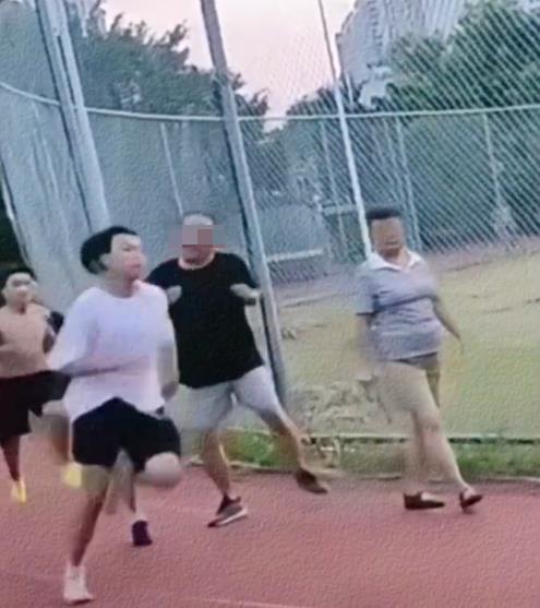 散步老人肘击跑步者.png