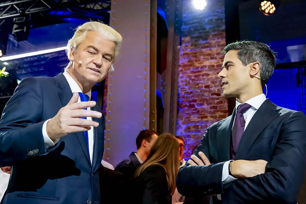 10月25日,荷兰蒂尔堡,维尔德斯与耶滕(右)参加辩论。(视觉中国)