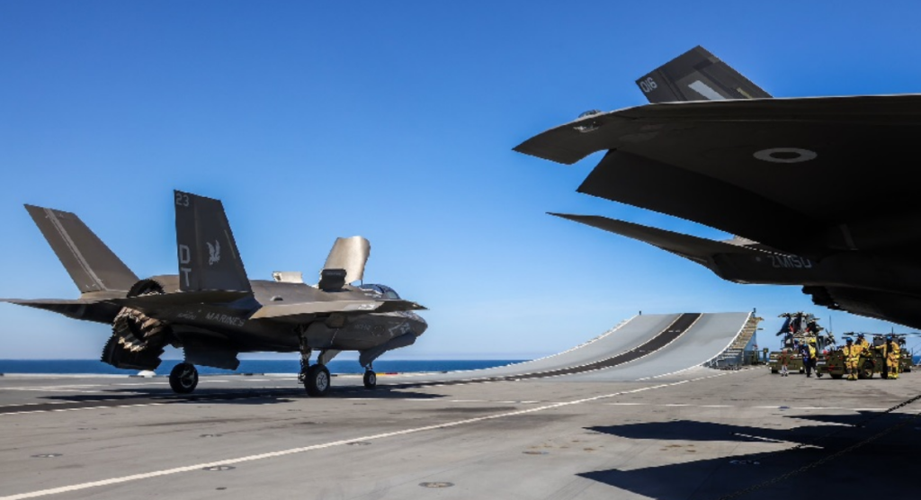 美国海军陆战队F-35B降落在英国航母上,“威尔士亲王”号航母将参加“护身军刀”演习。