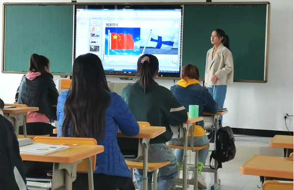 王晴在为学生们上课（央广网发 受访者供图）