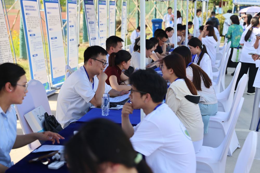 5月21日,，“千校萬企供需對接會”（連云港專場）暨江蘇省2025屆高校畢業(yè)生就業(yè)“百日沖刺”行動在江蘇連云港舉行,。線下百余家企業(yè)和線上千余家企業(yè)共提供超1萬個工作崗位,，涵蓋生物醫(yī)藥,、集成電路,、智能制造等行業(yè),。新華社記者 毛俊 攝