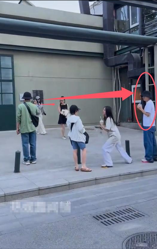贾乃亮李小璐合体出游，男方仍态度卑微，“做头门”事件余波犹在