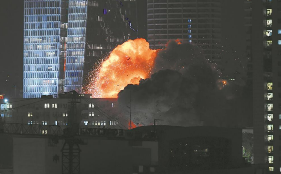 今年,以色列和伊朗大打出手,直接军事冲突升级,引人瞩目。图为伊朗导弹击中以色列目标。