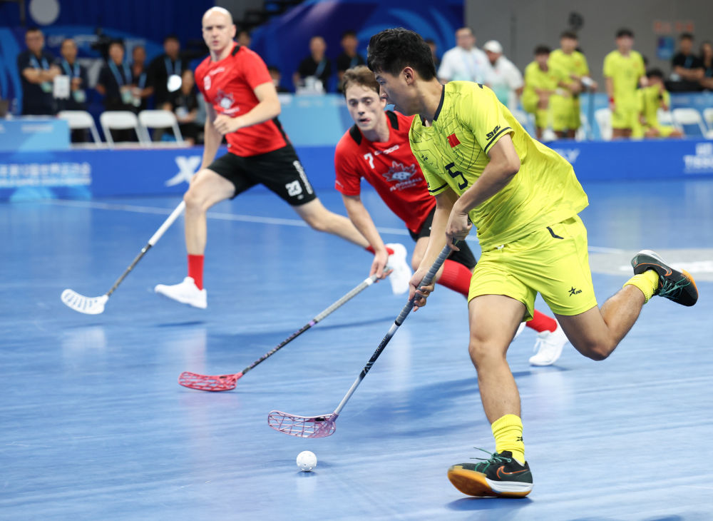 8月10日,中国队球员张志恒(前)在比赛中带球进攻。当日,在2025年成都世运会软式曲棍球男子B组预赛中,中国队不敌加拿大队。新华社记者 梁旭 摄