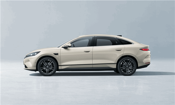 半价特斯拉Model 3国产平替选手!比亚迪秦L EV上市:11.98万起