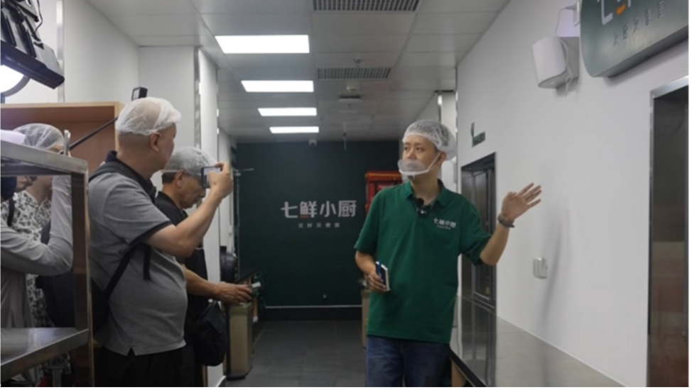 京东七鲜小厨项目经理黎瑾向走访团介绍业务运营情况