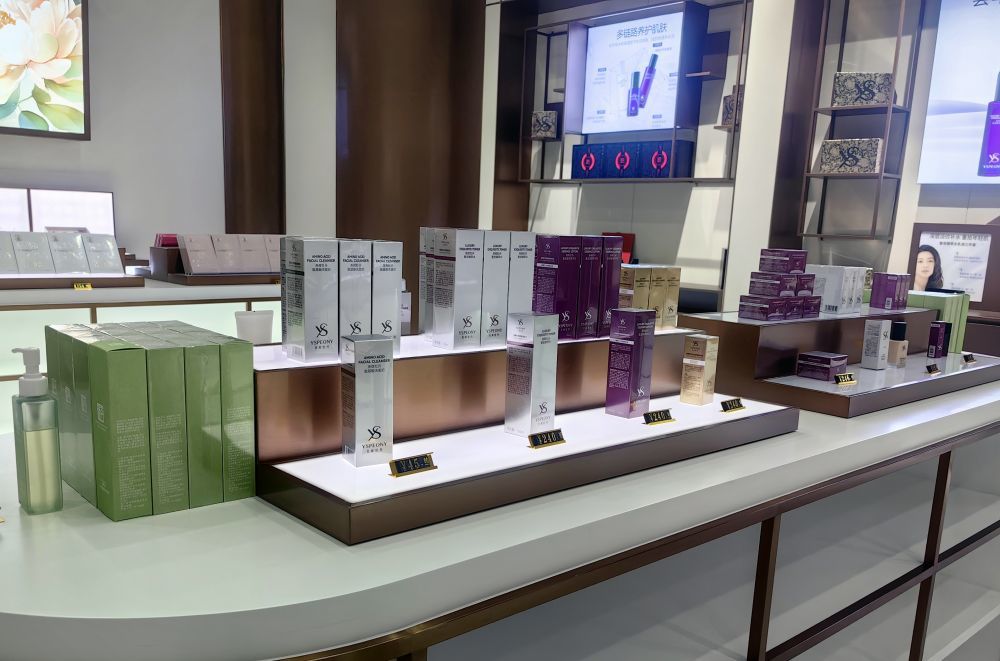 这是在菏泽尧舜牡丹生物科技有限公司展厅内展出的产品。新华社记者陈国峰 摄