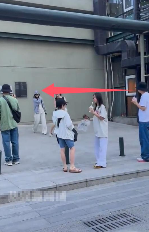 贾乃亮李小璐合体出游，男方仍态度卑微，“做头门”事件余波犹在
