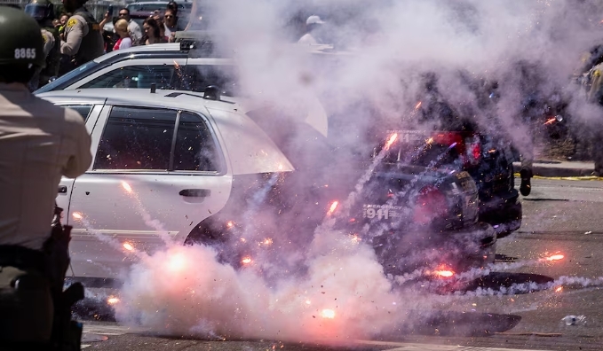 6月7日，美国洛杉矶，抗议者向警方车辆投掷燃烧物。 路透社