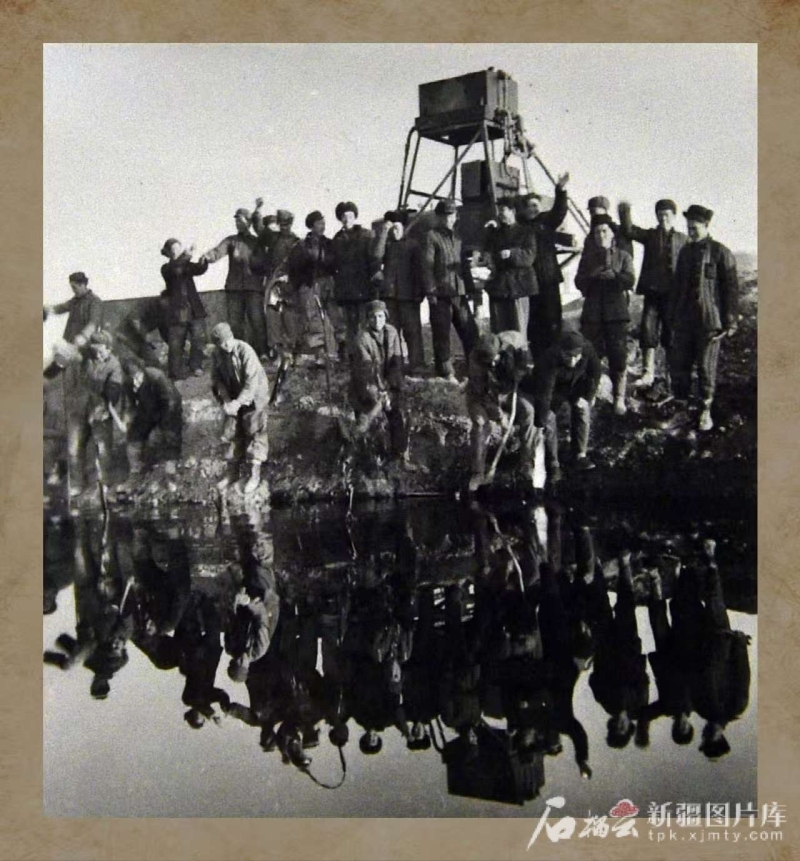 1955年10月29日，克拉玛依一号井出油。克拉玛依市文博院供图