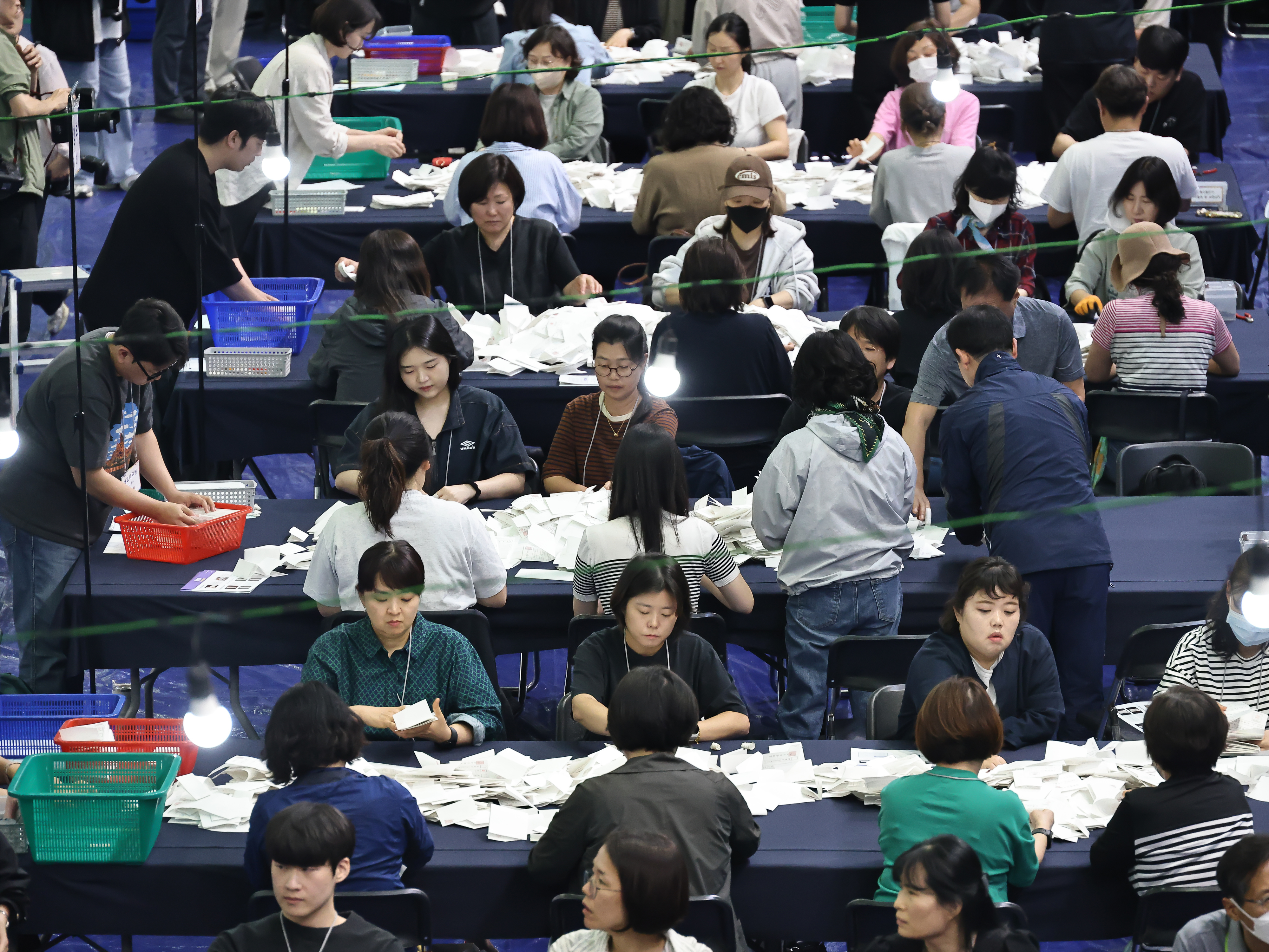 6月3日晚，工作人员在韩国首尔一处计票站计票。新华社发（全休相摄）