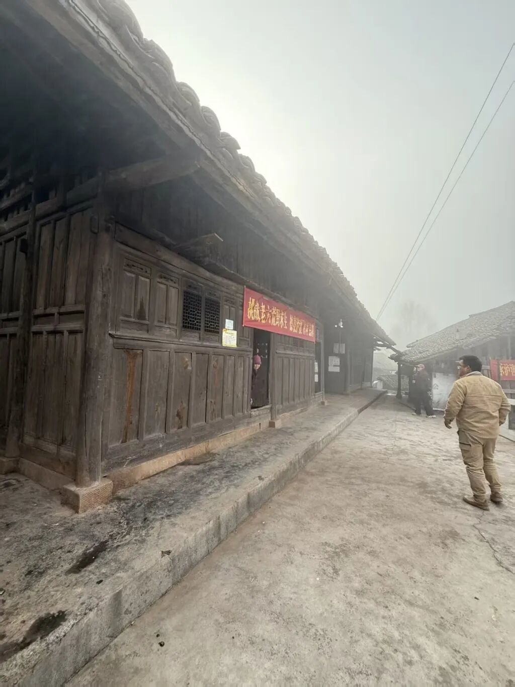 “蜜蜂哥”老家的木房子,有近五十年的房龄。 受访者供图