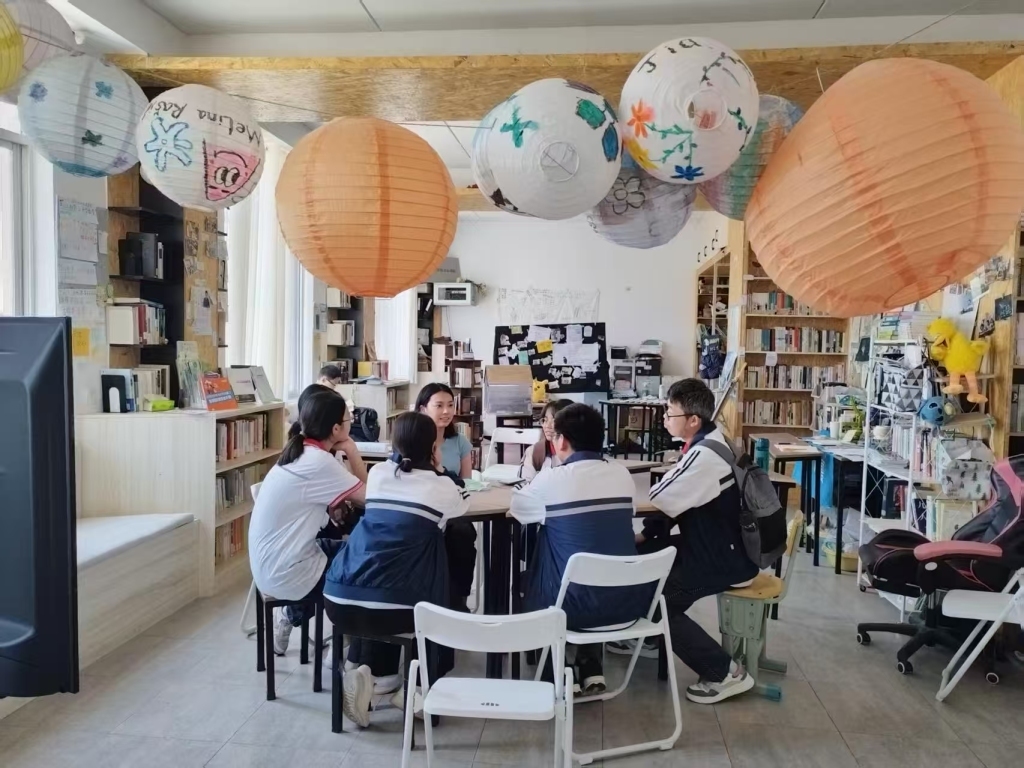 学生在空间和线下来访捐赠人分享小组设计的乡村学校安全讲座行动方案,并寻求建议(曹笛 供图)