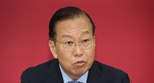 5月8日,国民力量党紧急对策委员会委员长权宁世出席会议并发言。图源:韩媒