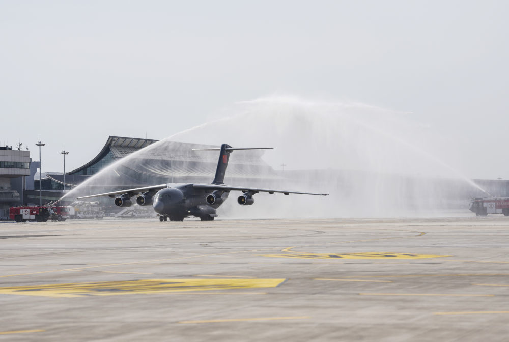 9月12日，第十二批在韩中国人民志愿军烈士遗骸回国。这是在沈阳桃仙国际机场，接运烈士遗骸回国的运-20专机通过水门。新华社记者 潘昱龙 摄