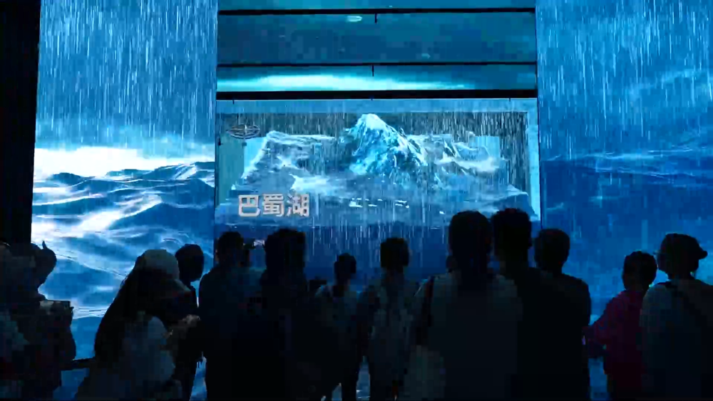 5月10日,游客在重庆中国三峡博物馆参观游览。新华社记者 李爱斌 摄