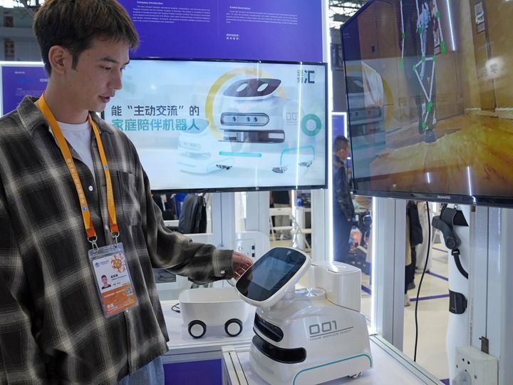 2025年11月7日在进博会创新孵化专区拍摄的家庭陪伴机器人。新华社记者 刘颖 摄