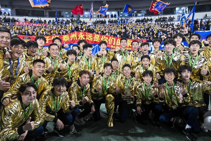 11月1日，泰州队在夺冠后合影。新华社记者 季春鹏 摄