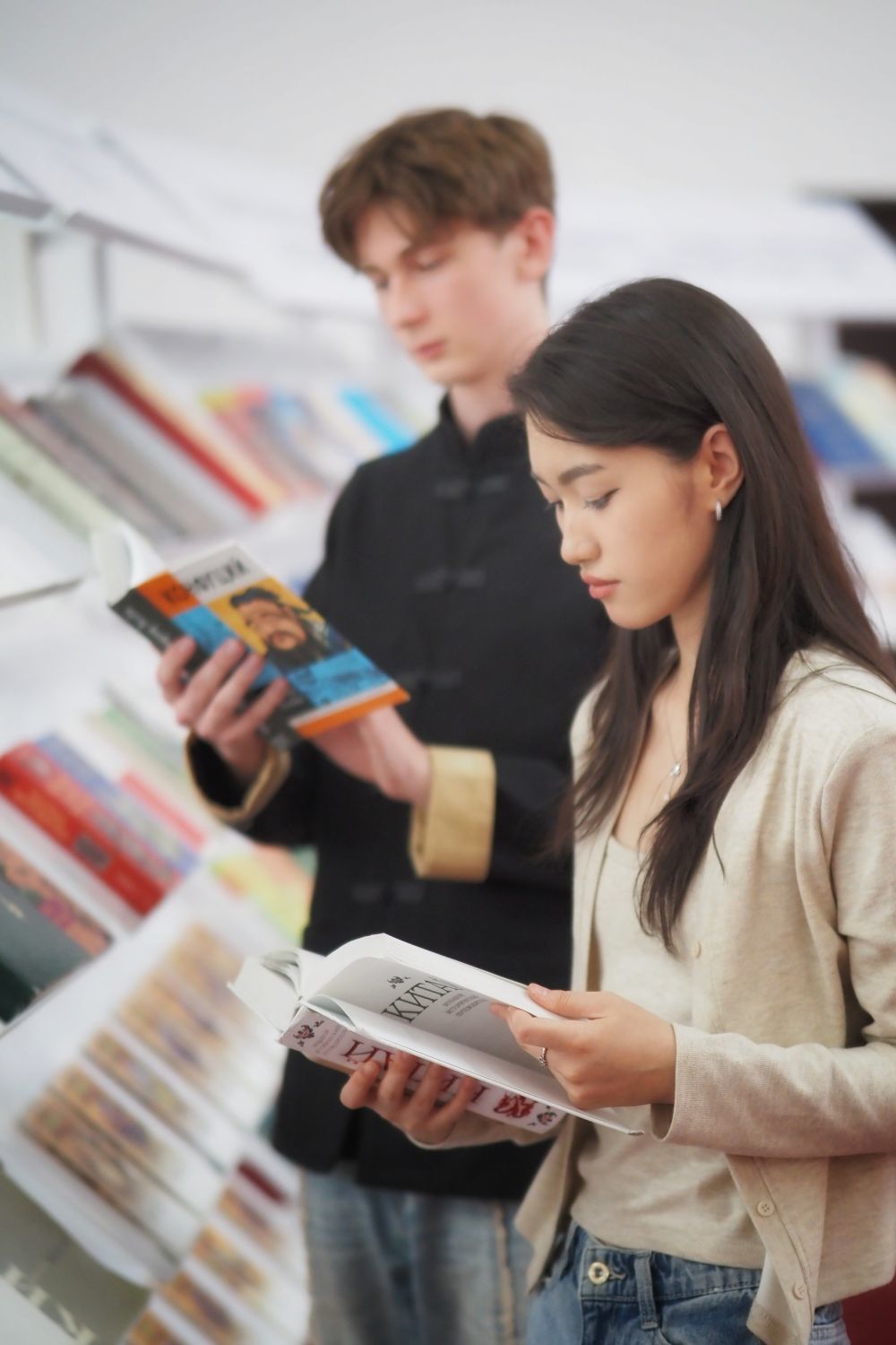 2025年5月31日，在哈萨克斯坦法拉比国立大学，学生在“中国丝路文学周”活动现场阅读图书。2025哈萨克斯坦“中国丝路文学周”开幕式暨“丝路新韵：文学让生活更美好”主题作家座谈会在哈萨克斯坦法拉比国立大学成功举办。后续，还将有多场文学交流活动在哈萨克斯坦主要城市举办。