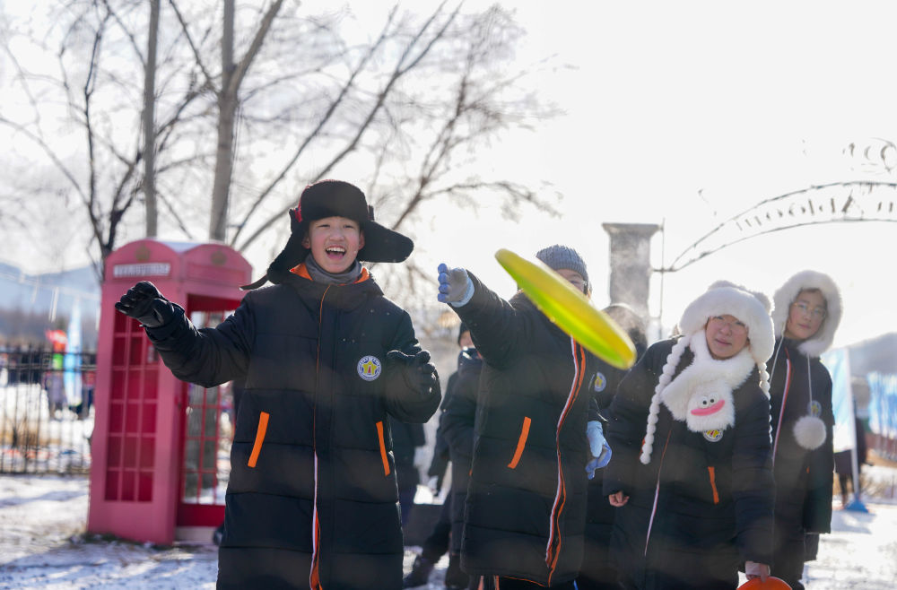 12月3日,吉林市第一实验小学学生在吉林市纳美山谷度假区体验雪地飞盘。新华社记者 颜麟蕴 摄