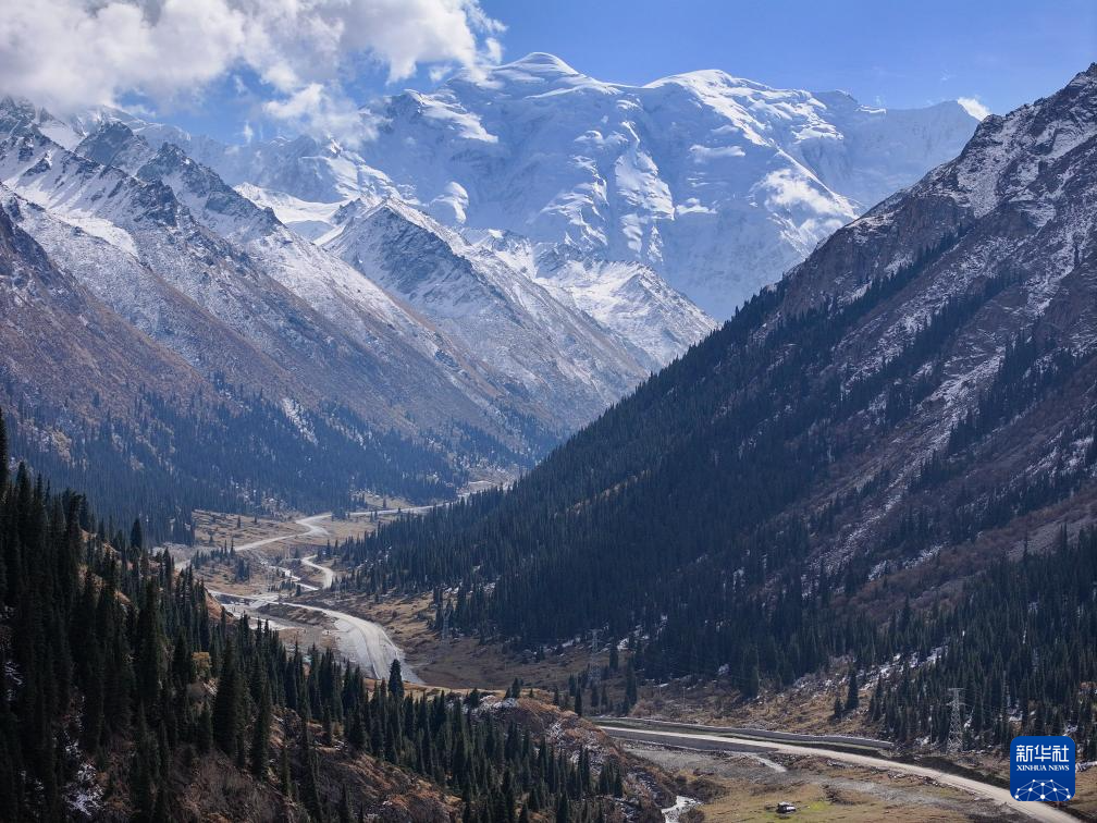 这是建设中的昭温公路(10月5日摄,无人机照片)。新华社记者 胡虎虎 摄