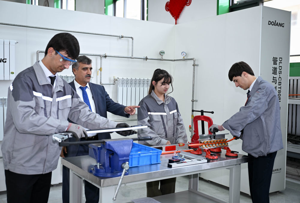 2025年5月31日，学生们在塔吉克斯坦首都杜尚别的鲁班工坊内学习。新华社记者李任滋摄