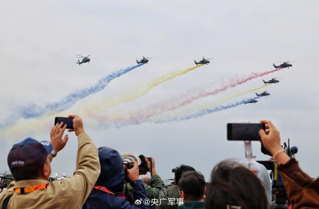 陆军“风雷”飞行表演队进行飞行表演。央广军事 图