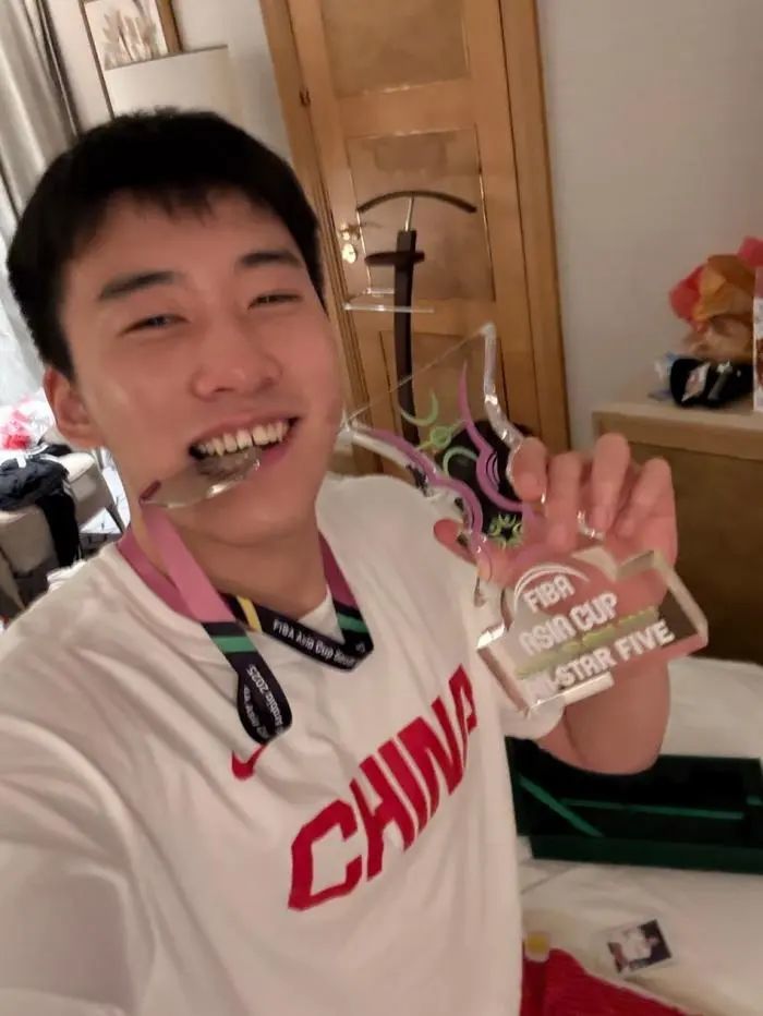 爱笑男孩的充实暑假 王俊杰发博晒多张亚洲杯照片 best