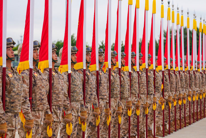 战旗方队擎旗手在进行排面合练(8月14日摄)。新华社发(王焕斌 摄)