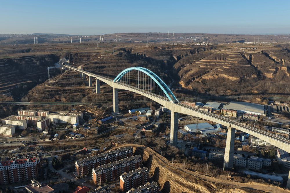 12月25日拍摄的西延高铁王家河特大桥(无人机照片)。新华社记者 邢广利 摄